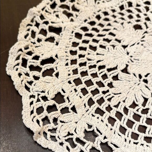 Elegant cream Crochet Doily - Picture 2 of 3